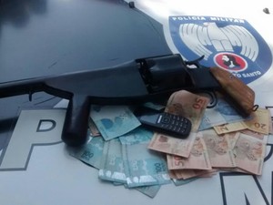 Armas foram apreendidas com os suspeitos (Foto: Divulgação/ Polícia Militar)