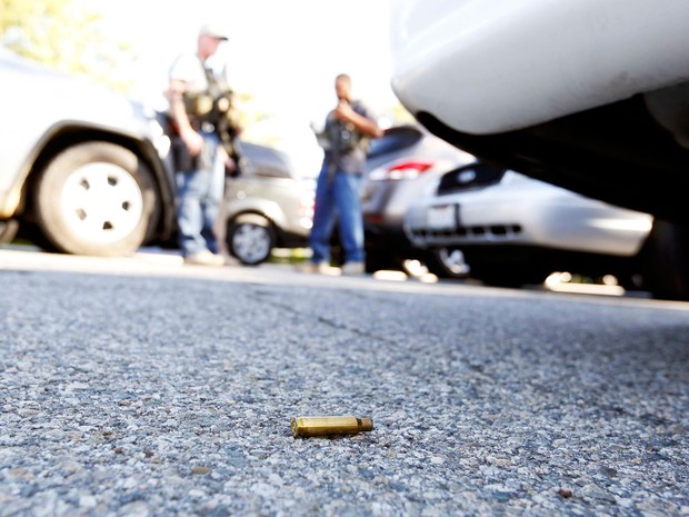 Cartucho deflagrado no chão perto em local isolado pela pólícia após ação de até três atiradores em San Bernardino, na Califórnia (Foto: Mario Anzuoni/Reuters)