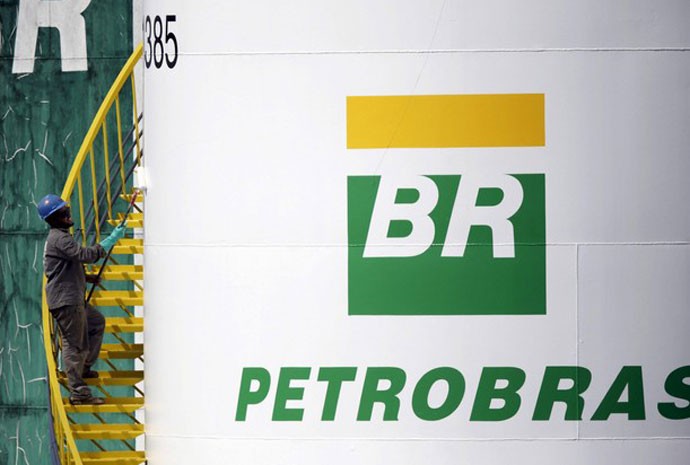 Trabalhador pinta tanque da Petrobras em Brasília. 30 de setembro de 2015