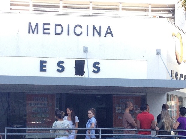 Alunos de medicina em frente a faculdade em Brasília (Foto: Lucas Salomão/G1)