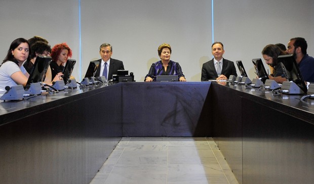 Reunião entre Dilma Rousseff e ministros com representantes do Movimento Passe Livre (Foto: Antonio Cruz/ABr)