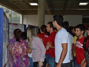 Estudantes conferem o listão de aprovados em Palmas no vestibular da UFT (Foto: Talita Melz/Dicom UFT)