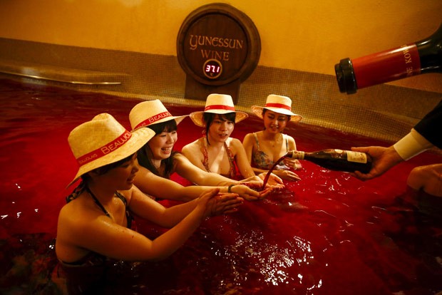 Turistas relaxam em piscina de vinho no Spa Kowaki-en Yunessun (Foto: Thomas Peter/Reuters)