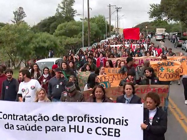 Profissionais do Hospital Universitário da USP fazem protesto em São Paulo (Foto: Reprodução GloboNews)