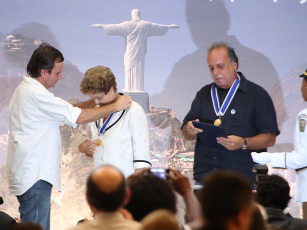 Dilma recebe a Medalha 1º de Março das mãos do prefeito Eduardo Paes (Foto: Rodrigo Gorosito/G1)