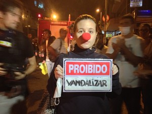 A estudante de Ciências Sociais, Júlia Vieira, de 19 anos, criticou a atitude dos manifestantes. 'Não é destruindo a cidade que a gente ama que vai conseguir alguma coisa. A gente quer mudança na política. Essas pessoas não nos representam.'' (Foto: Priscilla Souza/G1)