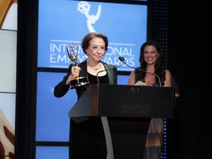 A atriz Fernanda Montenegro posa com seu troféu após receber o prêmio de Melhor Atriz no 41º Emmy Internacional, em cerimônia em Nova York. A novela 'Lado a Lado', da TV Globo, ganhou o prêmio de melhor telenovela. (Foto: Luiz C. Ribeiro/Rede Globo)