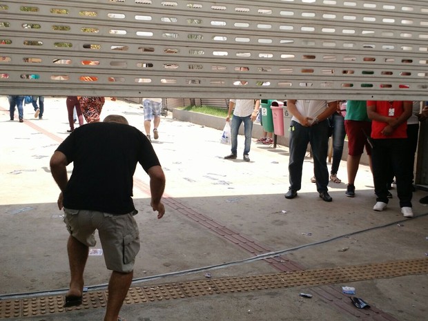 Candidato corre para entrar em faculdade (Foto: Lislaine dos Anjos/ G1)