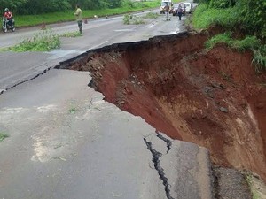 Na PR-323, acesso a Tapejara, a recomposição da pista está em andamento e a previsão, segundo o DER, é que o trecho será totalmente liberado até o fim de maio (Foto: DER-PR / Divulgação)