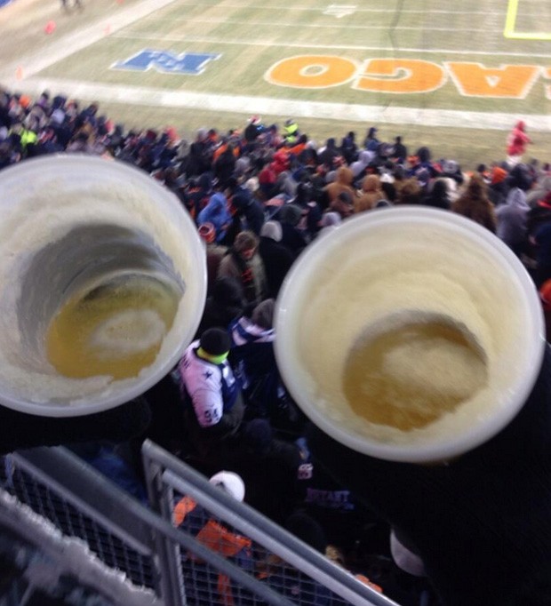 Jogo de futebol americano entre Chicago Bears e Dallas Cowboys foi marcado pelo frio intenso, que pegou os torcedores de surpresa (Foto: Reprodução/Twitter/JanelChristine)