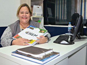 Coordenadora Silvia Araújo diz que escola também aposta em plantão para tirar dúvidas (Foto: Caio Fulgêncio/G1)