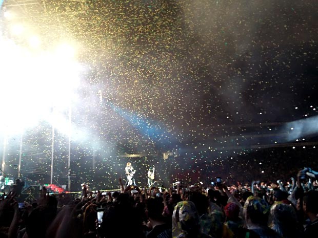 Chuva de papel no fim do show do Guns N' Roses em Brasília (Foto: Lucas Nanini/G1)