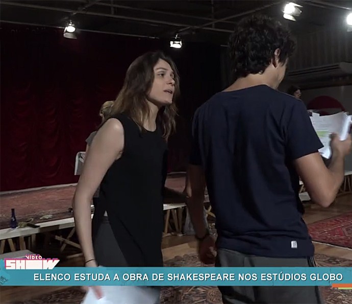 Monica Iozzi contracena com Jesuíta Barbosa em curso de Shakespeare (Foto: Vídeo Show / Gshow)