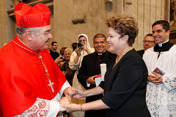 O cardeal arcebispo Dom Orani Tempesta recebe os cumprimentos da presidente Dilma Rousseff neste sábado (22) no Vaticano (Foto: Roberto Stuckert Filho/Presidência da República)