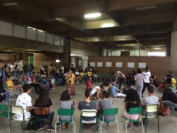 Assembleia acontece em escola na Aclimação na noite desta sexta-feira (Foto: Roney Domingos/G1)