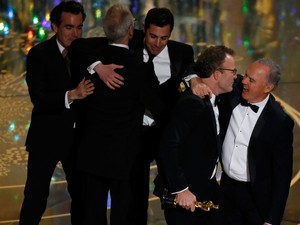 Equipe de 'Spotlight' recebe Oscar de melhor filme em Los Angeles. À frente, Michael Keaton abraça o diretor Tom McCarthy