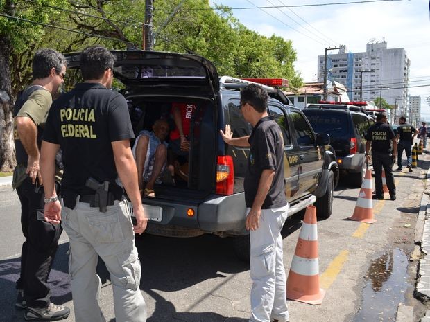 PF organizou forte esquema de segurança para a transferência dos oito presos (Foto: Marina Fontenele/G1)