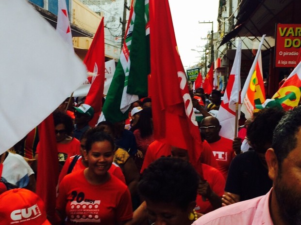 Passeata percorre Rua Grande com destino à Praça Deodoro, em São Luís (Foto: Regina Souza/TV Mirante)