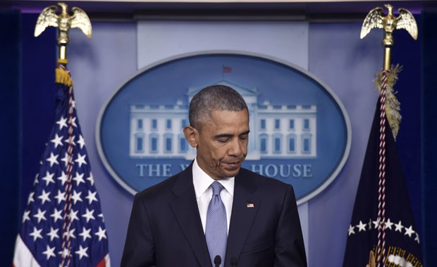 O presidente dos EUA, Barack Obama, fala sobre a morte de dois reféns em uma operação americana na fronteira entre o Paquistão e o Afeganistão (Foto: Susan Walsh/AP)