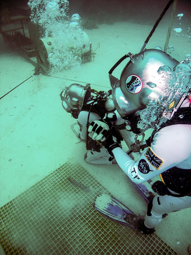 Astronautas da Nasa no fundo do mar testando o Google Glass, que poderá ser usado em missões no espaço. (Foto: Divulgação/Nasa)