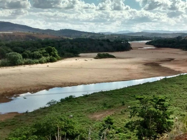 Seca no Rio Doce, em Colatina (Foto: Raquel Lopes/ A Gazeta - 25/04/2016)