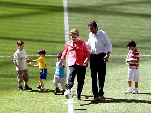 Dilma dá chute inicial no Estádio Nacional de Brasília (Foto: Adalberto Marques / Ag. Estado)