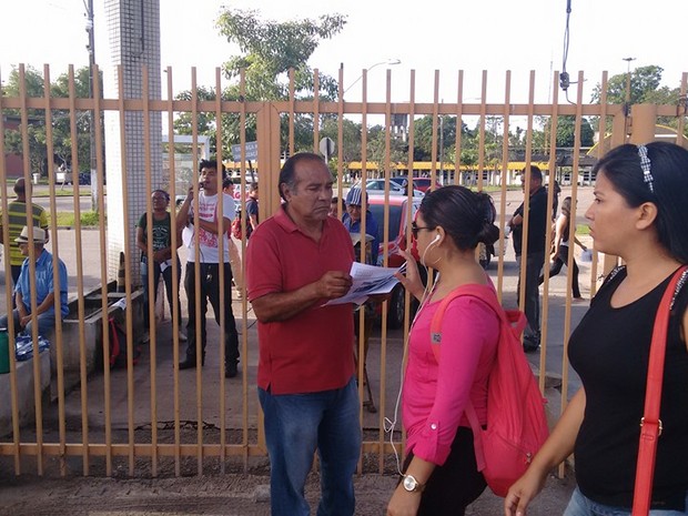 A mobilização de docentes, servidores técnico-administrativos e estudantes começou por volta de 8h, no portão da Estação de ônibus da universidade (Foto: Ascom/ Adufpa)