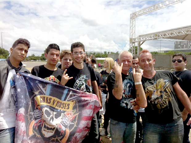 Fãs da banda Guns N' Roses a espera da abertura dos portões (Foto: Luiza Facchina/G1)