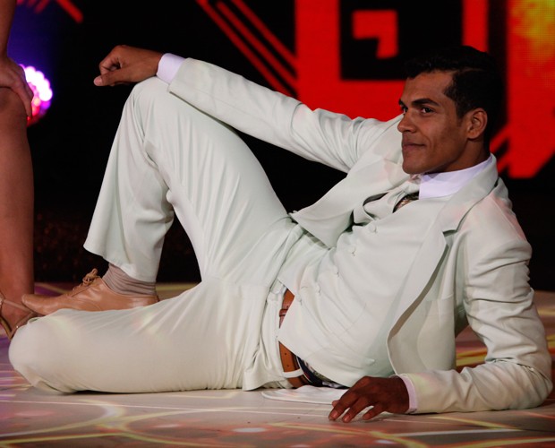 Marcello Melo Jr. se empolgou tanto que calça rasgou (Foto: Arthur Seixas/Gshow)