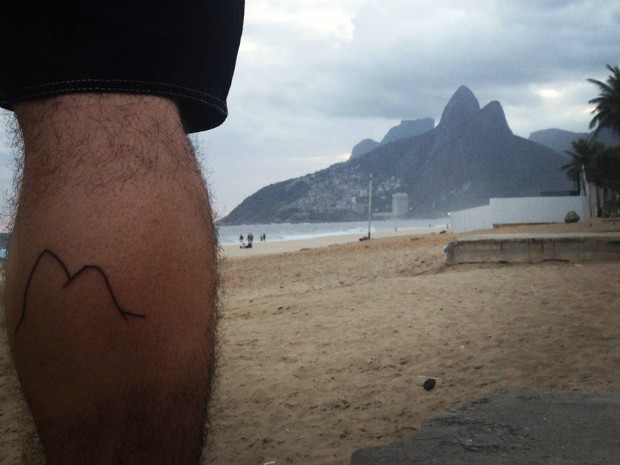 Breno inovou e fez uma tatuagem do Morro Dois Irmãos, em Ipanema (Foto: Breno Melo/ Arquivo Pessoal)