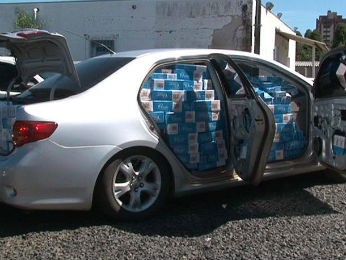 Carro estava com 16 mil carteiras de cigarro contrabandeadas (Foto: Eduardo Andrade/RPC TV)