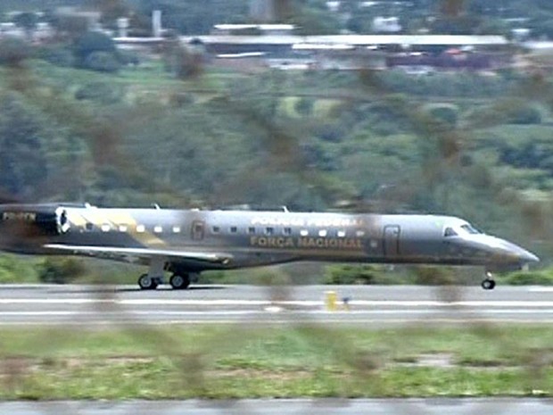 Um avião da Força Nacional acaba de decolar do aeroporto de Brasília para buscar condenados no julgamento do mensalão que se entregaram em São Paulo e Belo Horizonte. (Foto: Reprodução/GloboNews)