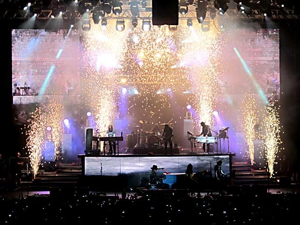 Chuva de fogos durante a execução de &#39;November rain&quot;, em show da banda Guns N&#39; Roses em Brasília (Foto: Lucas Nanini/G1)