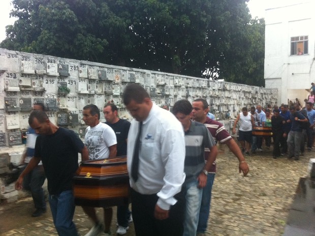 Familiares carregam os caixões de vítimas do acidente na Rio-Teresópolis (Foto: Carolina Lauriano / G1)