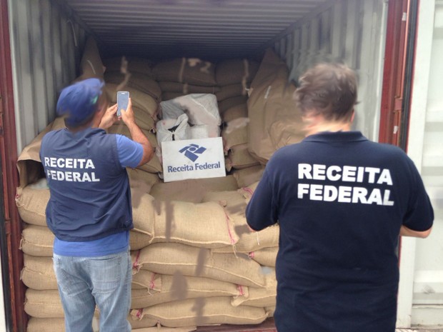 Polícia Federal e Alfândega encontraram 278 kg de cocaína dentro de contêiner no Porto de Santos (Foto: Divulgação/Receita Federal)