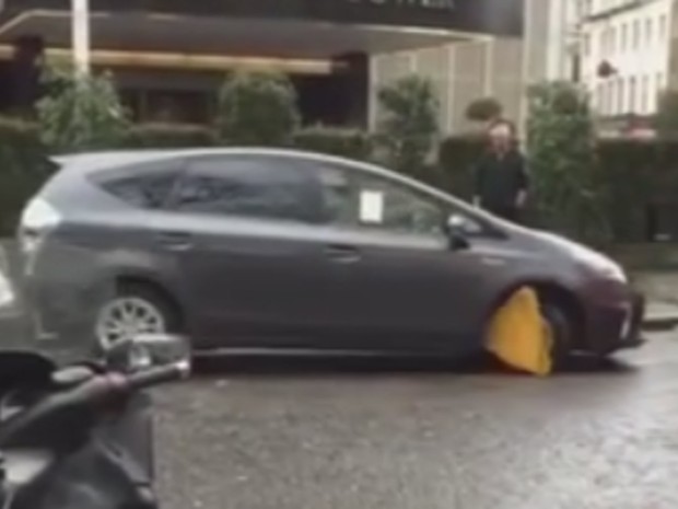 Motorista tentou fugir com roda presa com braçadeira (Foto: Reprodução/YouTube/Sean Day)