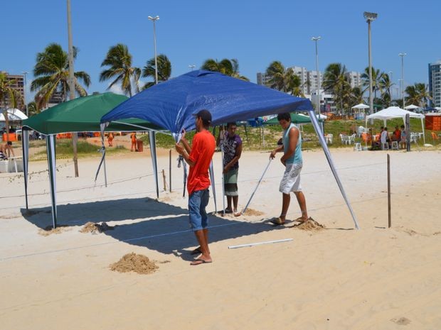 Montagem de barracas começou cedo nas areias da Atalaia (Foto: Patrícia Cavalho/G1)