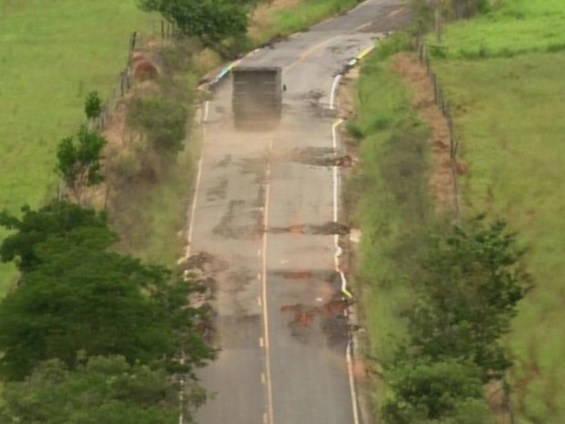 Carros e caminhões trafegam pela contramão para evitar buracos (Foto: Reprodução/ TV TEM)