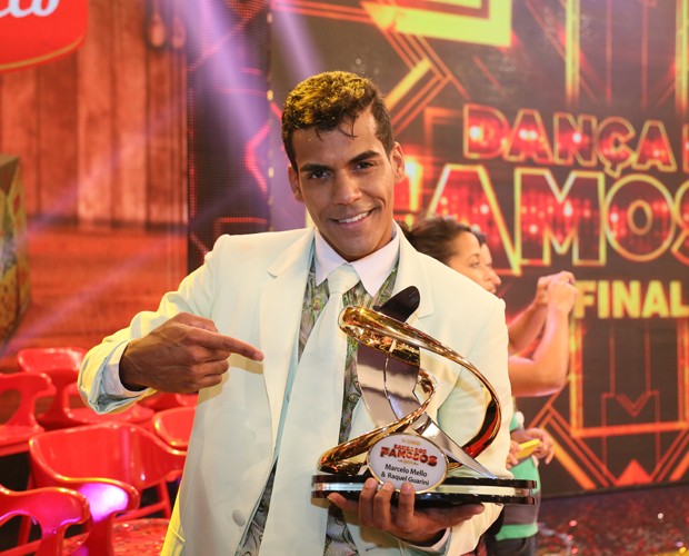 Marcello mostra seu troféu (Foto: Carol Caminha/Ghow)