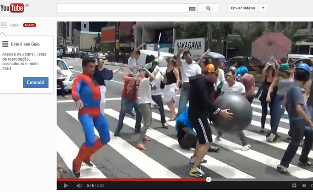 Vídeo com a brincadeira do 'Harlem shake' filmado na Avenida Paulista, em São Paulo (Foto: Reprodução / YouTube)