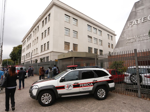 Polícia Militar retira estudantes que ocupavam o prédio da ETESP na Avenida Tiradentes, região Central de São Paulo (SP), nesta sexta-feira  (Foto: Leonardo Benassatto/Futura Press/Estadão Conteúdo)