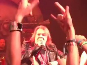 Axl Rose durante apresentação no Troubadour, em Los Angeles (Foto: Reprodução/Youtube)