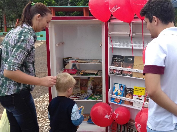 Geladeira biblioteca instalada no Centro de Ampére tem chamado a atenção de adultos e crianças (Foto: Daniel Felipe Zabot / Arquivo Pessoal)