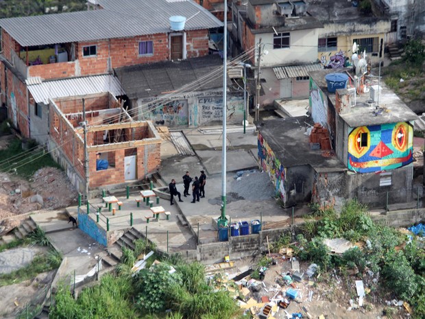 Vista aérea da operação contra o tráfico realizada pela Polícia Civil no Morro da Providência, Centro do Rio de Janeiro, na manhã do dia 4 de dezembro de 2014. (Foto: Carlos Eduardo Cardoso/Agência O Dia/Estadão Conteúdo)