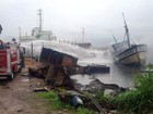 Barco pesqueiro abandonado pega fogo em Guarujá, SP