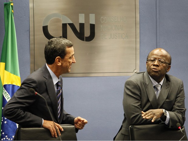 O presidente do STF, ministro Joaquim Barbosa, durante sessão do CNJ, ao lado do corregedor do órgão, Francisco Falcão (Foto: Luiz Silveira/ Agência CNJ)