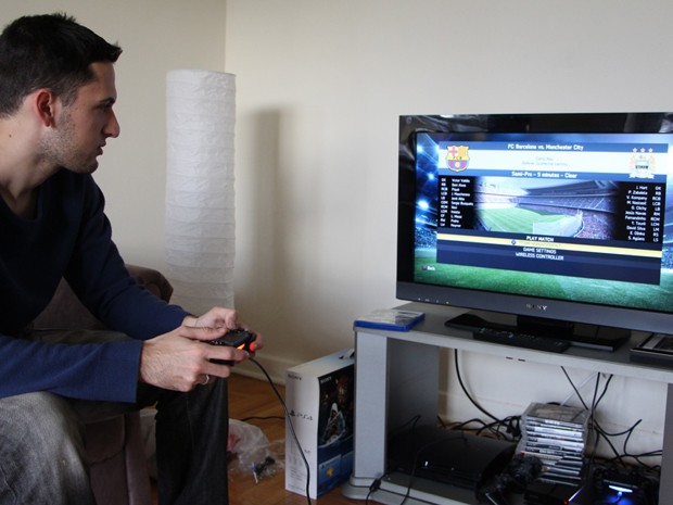 Thiago comprou junto com o console o jogo 'Fifa 14' (Foto: Eduardo Pavani/Arquivo Pessoal)