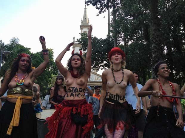 Mulheres fizeram encenção contra a catequização de índios (Foto: Gabriel Barreira/G1)