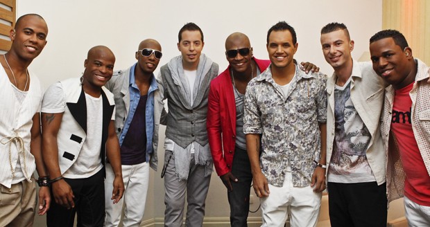 A Turma do Pagode, com o vocalista Leiz de óculos e blazer vermelho (Foto: Divulgação/Lucas Motta)