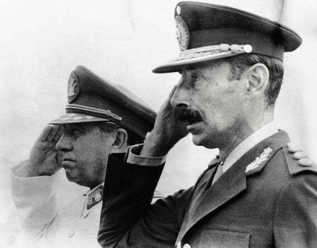 O ex-ditador argentino Jorge Rafael Videla, à direita, com o então ditador chileno Augusto Pinochet, em 1978, no Chile. (Foto: AFP)